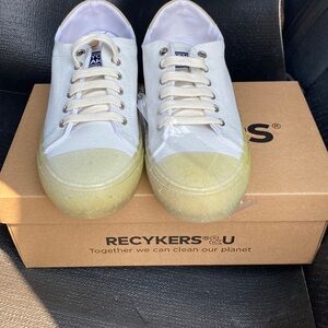 NEW WITH BOX🍍RECYKERS SNEAKERS 🍍Size 39/US Size 8🍍H-1